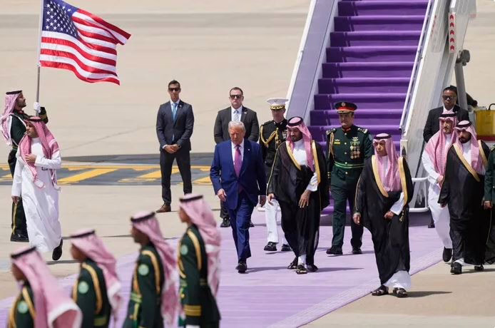 لماذا السجاد البنفسجي بدلاً من الأحمر ؟ في إستقبال ترامب
