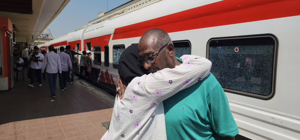 عبر مبادرة جديدة.. أقلت أكثر من ألف شخص إلى أسوان.. “قطار المنظومة”.. حكاوي الرجعة